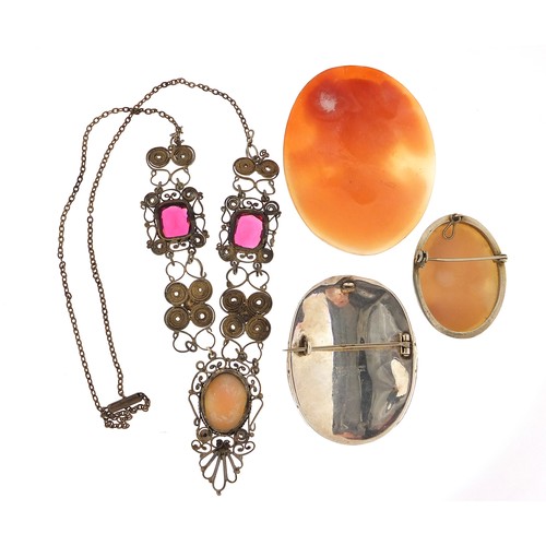 555 - Cameo jewellery comprising two brooches with silver mounts, a large panel and gilt metal necklace