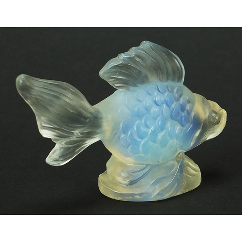 112 - Jobling, Art Deco opalescent glass fish paperweight, 7.5cm wide