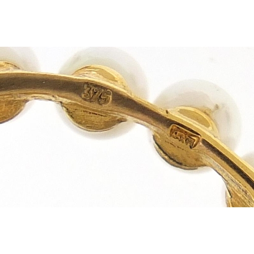 130 - 9ct gold pearl and sapphire brooch, 3cm in diameter, 5.2g