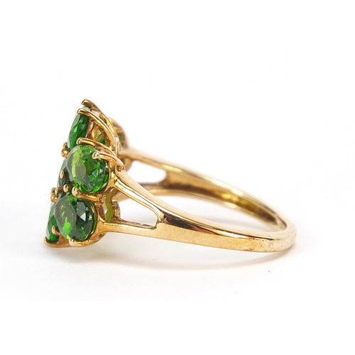 220 - 9ct gold green stone cluster ring, size K, 3.5g