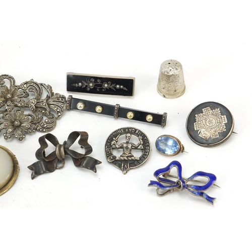 131 - Antique and later jewellery including a large silver marcasite brooch, agate brooches, silver and je... 