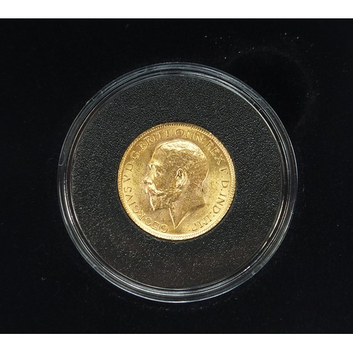 565 - The centenary of World War I gold sovereign pair by the Jubilee mint comprising George V 1914 and 19... 