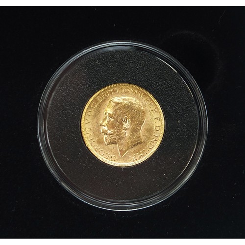 565 - The centenary of World War I gold sovereign pair by the Jubilee mint comprising George V 1914 and 19... 