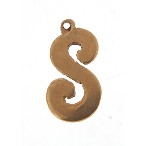 655 - 9ct gold initial S pendant charm, 1.6cm high, 0.8g