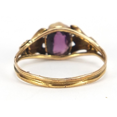 813 - Antique unmarked gold garnet ring with ornate setting, size M, 0.8g