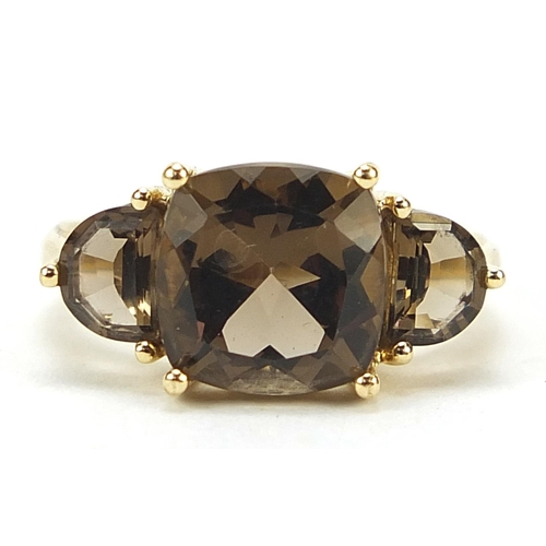 390 - 9ct gold smoky quartz three stone ring, size N, 4.1g