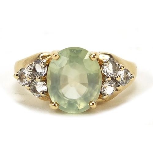 1060 - 9ct gold green and clear stone ring, size N, 4.8g