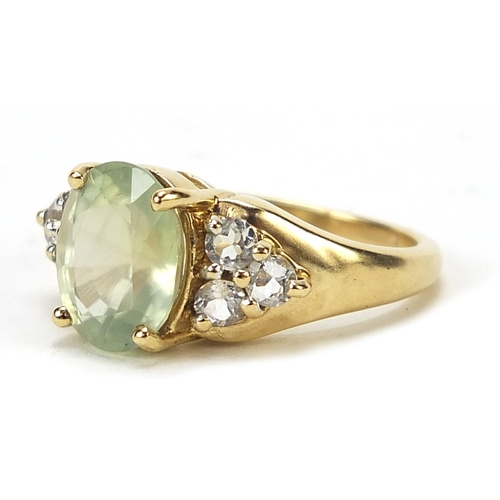 1060 - 9ct gold green and clear stone ring, size N, 4.8g