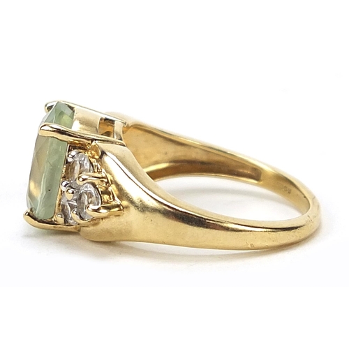 1060 - 9ct gold green and clear stone ring, size N, 4.8g