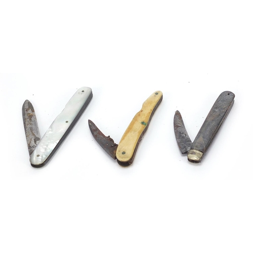 754 - Three folding pocket knives including ivory and mother of pearl flanked examples, the largest 8.5cm ... 