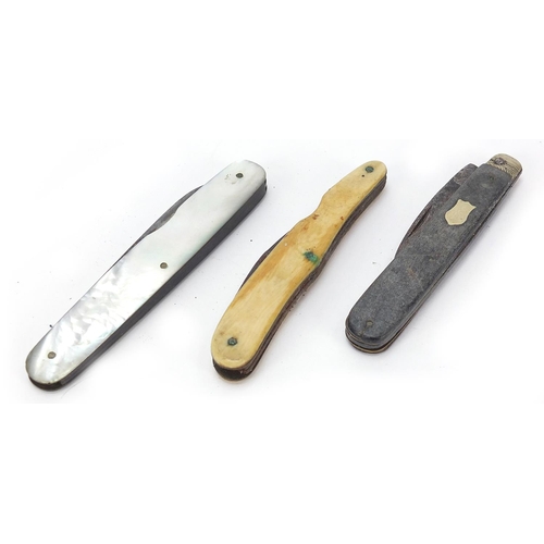 754 - Three folding pocket knives including ivory and mother of pearl flanked examples, the largest 8.5cm ... 