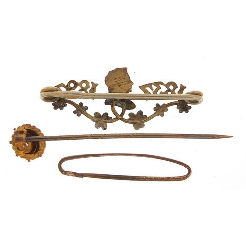 1119 - Antique jewellery including a 15ct gold diamond stick pin and Queen Victoria commemorative brooch, t... 