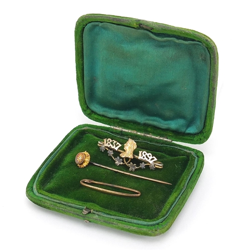 1119 - Antique jewellery including a 15ct gold diamond stick pin and Queen Victoria commemorative brooch, t... 