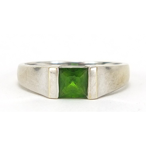 214 - 9ct white gold peridot ring, size M, 2.0g