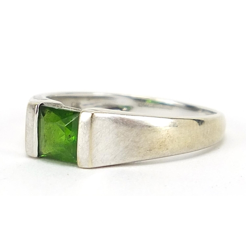 214 - 9ct white gold peridot ring, size M, 2.0g