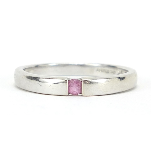 983 - 9ct gold pink sapphire solitaire ring, size N, 2.2g