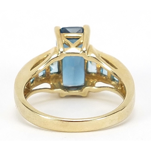 882 - 9ct gold blue stone ring, size N, 4.7g