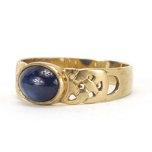 1114 - 9ct gold cabochon star sapphire ring, size O, 2.5g