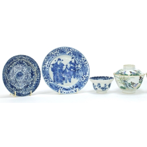 819 - Chinese porcelain including a pair of bowls with covers hand painted with birds and a blue and white... 