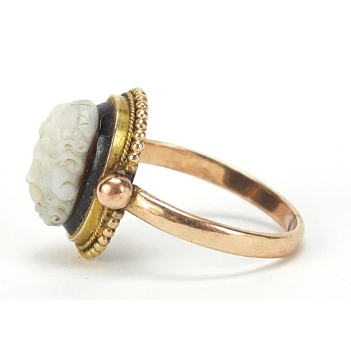 121 - Antique unmarked gold and glass ring, depicting a bust of a mythical figure, size R, 5.2g