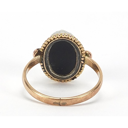 121 - Antique unmarked gold and glass ring, depicting a bust of a mythical figure, size R, 5.2g