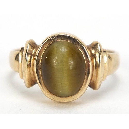 386 - 9ct gold Chrysoberyl cat's eye cabochon ring, size N, 3.5g