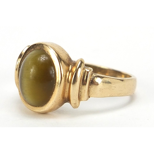 386 - 9ct gold Chrysoberyl cat's eye cabochon ring, size N, 3.5g