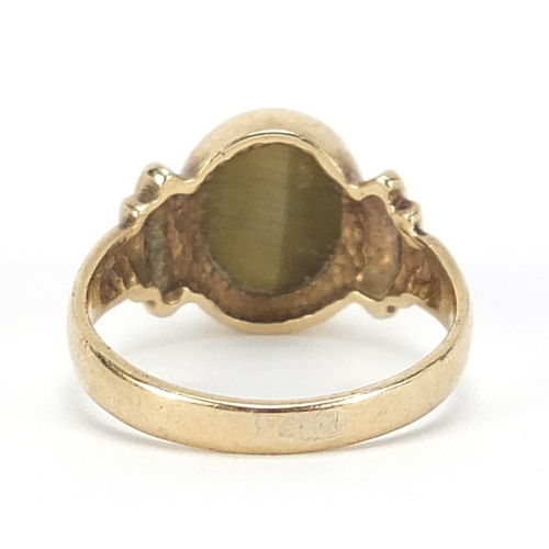 386 - 9ct gold Chrysoberyl cat's eye cabochon ring, size N, 3.5g