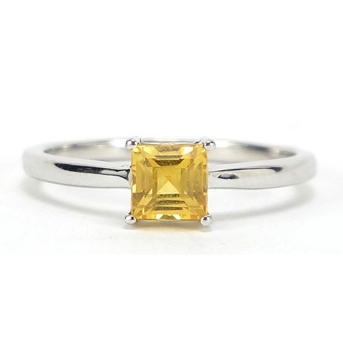 1058 - 9ct white gold citrine ring, size N, 2.1g