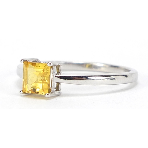 1058 - 9ct white gold citrine ring, size N, 2.1g