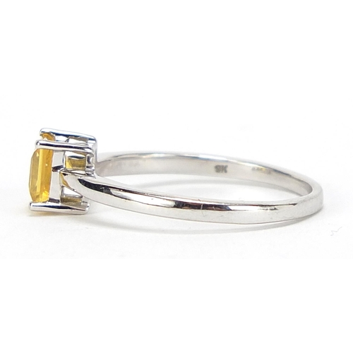 1058 - 9ct white gold citrine ring, size N, 2.1g