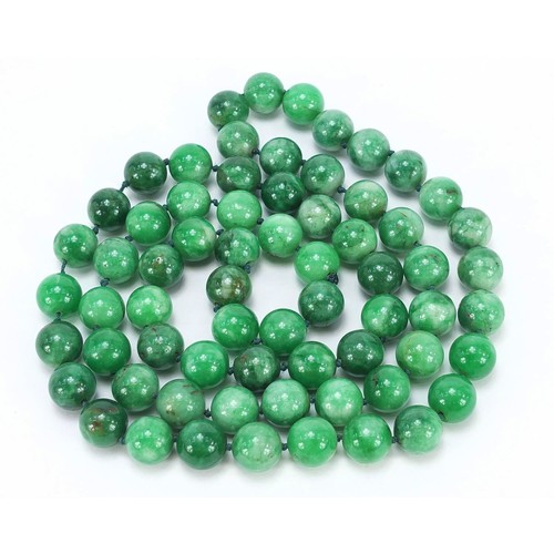 721 - Chinese green hardstone bead necklace, possibly jade, each bead approximately 1.5cm in diameter, app... 