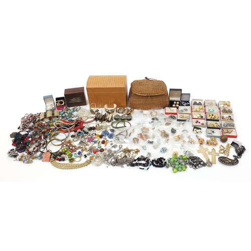 2104 - Large collection of vintage and later costume jewellery including earrings and necklaces