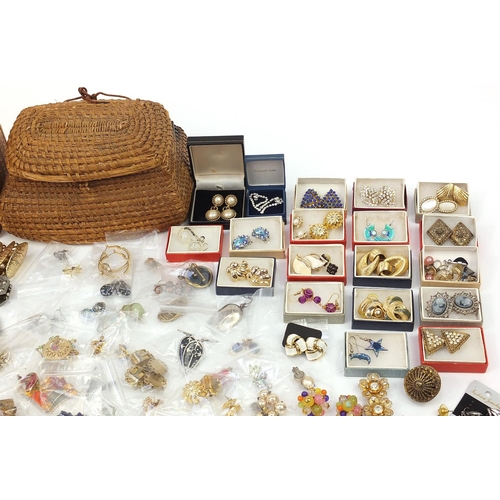 2104 - Large collection of vintage and later costume jewellery including earrings and necklaces