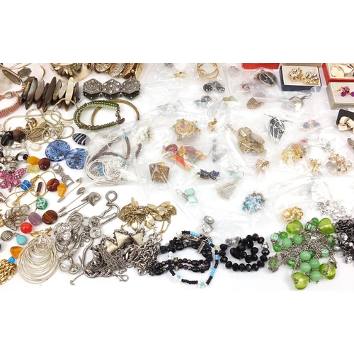 2104 - Large collection of vintage and later costume jewellery including earrings and necklaces