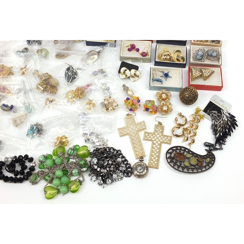 2104 - Large collection of vintage and later costume jewellery including earrings and necklaces