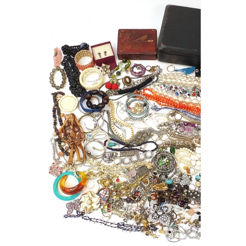 2124 - Large collection of vintage and later costume jewellery including a Victorian tooled leather box, ri... 