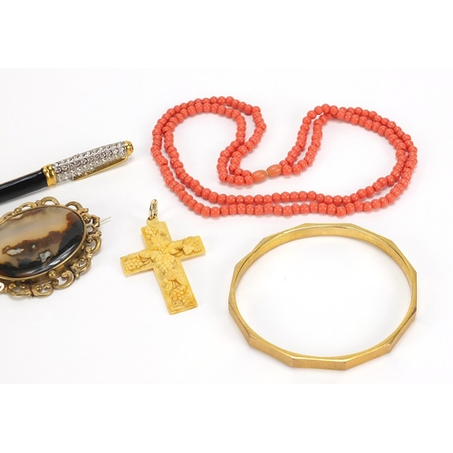 2070 - Antique and later jewellery including a carved ivory cross pendant, large agate brooch and coral nec... 