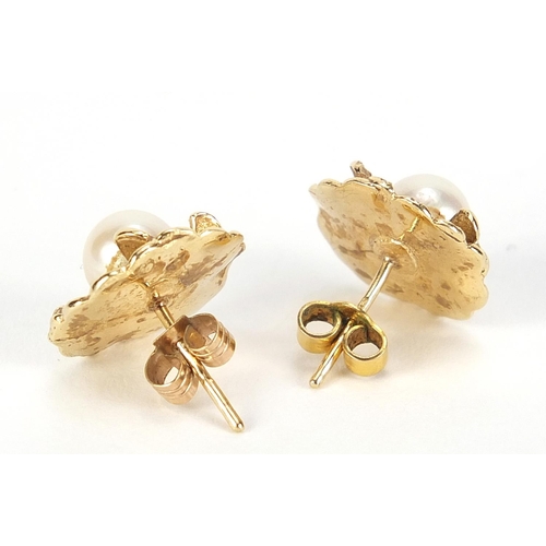 589 - Pair of 9ct gold pearl stud earrings, 1.4cm in diameter, 2.7g