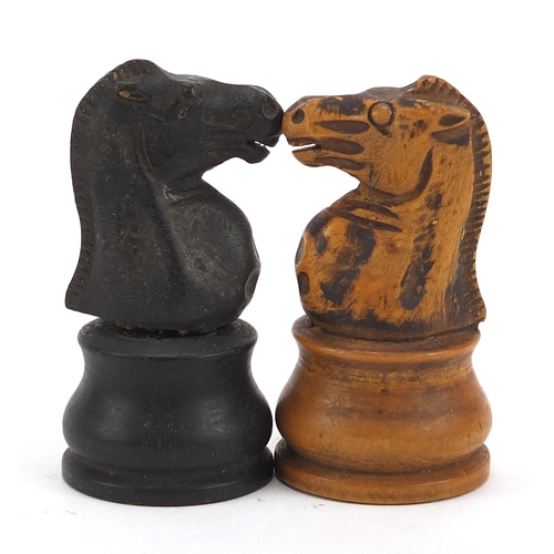 928 - Antique boxwood and ebony chess set, the largest pieces each 9cm high