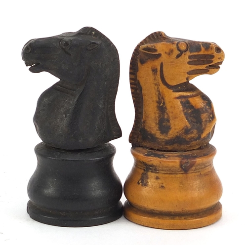 928 - Antique boxwood and ebony chess set, the largest pieces each 9cm high