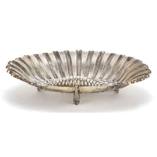 461 - Continental silver shell shaped bowl raised on three dolphin feet, 23cm wide, 366.2g