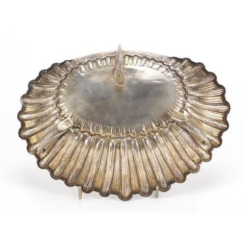 461 - Continental silver shell shaped bowl raised on three dolphin feet, 23cm wide, 366.2g