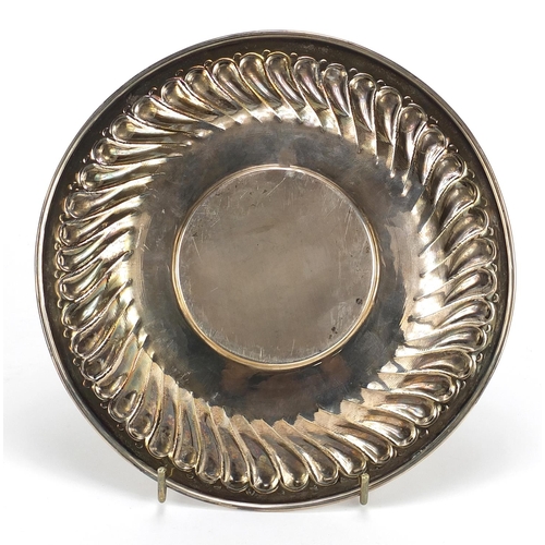 553 - Continental 900 grade silver plate, impressed marks, 19.5cm in diameter, 197.6g