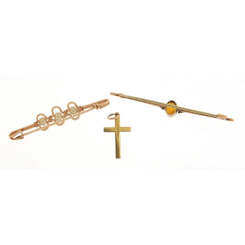 900 - 9ct gold citrine and pearl bar brooch, 9ct gold cross pendant and a gold coloured wire brooch, the l... 