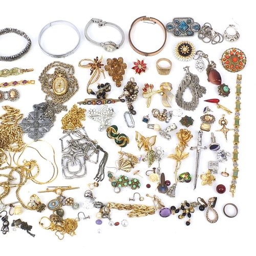 2123 - Vintage and later costume jewellery including brooches, wristwatches and bangles