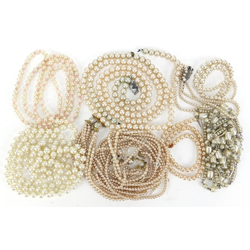 2560 - Collection of simulated pearl necklaces