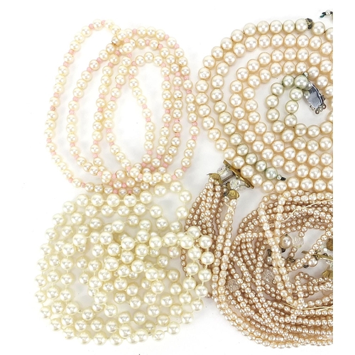 2560 - Collection of simulated pearl necklaces