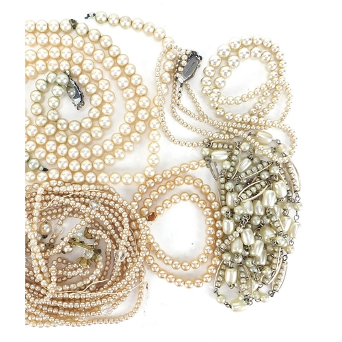 2560 - Collection of simulated pearl necklaces