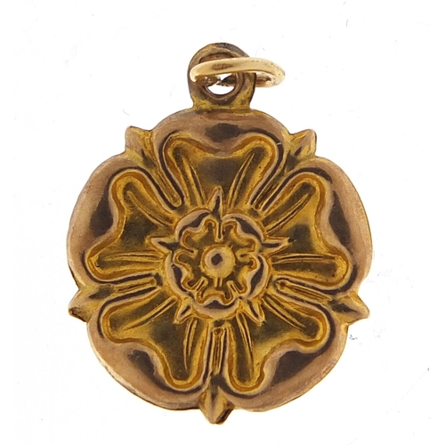 2071 - 9ct gold Tudor rose charm, 1.2cm in diameter, 0.7g